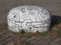 838204 Afbeelding van een betonblok voor het voormalige Shell-tankstation (Croeselaan 122 ) te Utrecht, versierd met ...